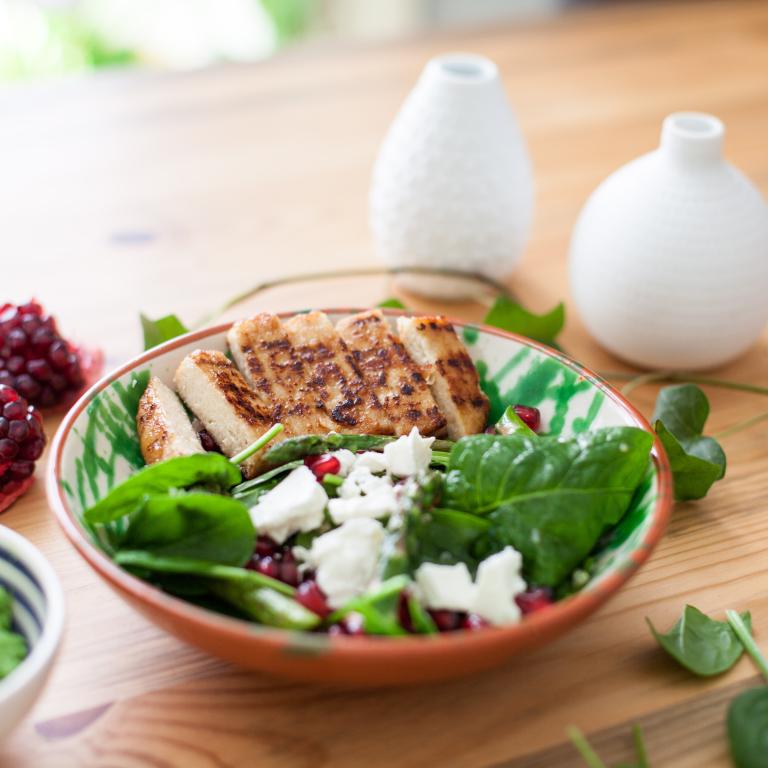 MARINEREDE GRILLED FILLET MED QUINOA OG HUMMUS MED GRØNNE ÆRTER sommersalat