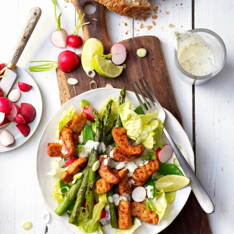 FORÅRSSALAT MED GRILLED PIECES OG ASPARGES
