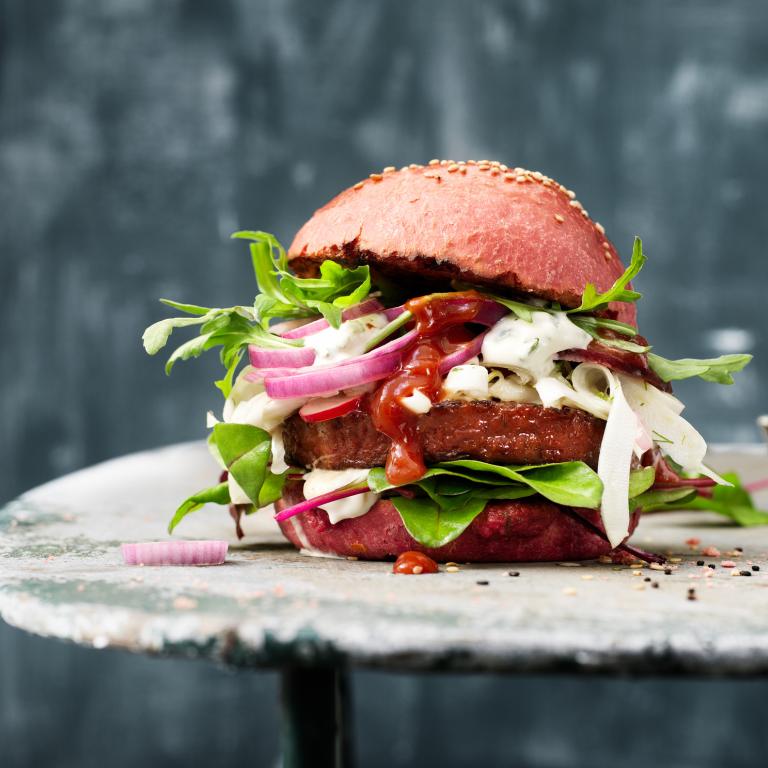 SENSATIONAL BURGER MED FENNIKEL-SLAW & LIMEMARINERET RADISE