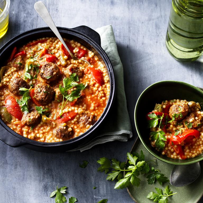 One-Pan Pearl Couscous 'Gullasch ' One-Pan Pearl Couscous med gulasch