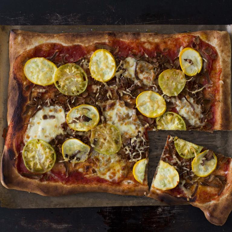 VEGETARPIZZA MED PULLED BEANS pulled beans pizza