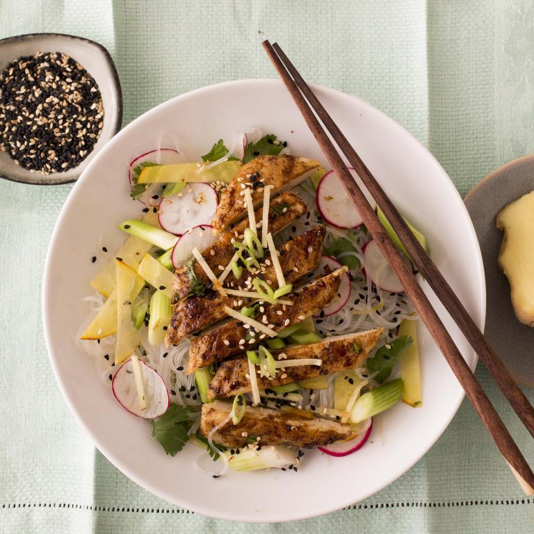 INGEFÆR MARINEREDE GRILLED FILLET MED NUDELSALAT Nudelsalat med ingefærmarinerede grillede fileter