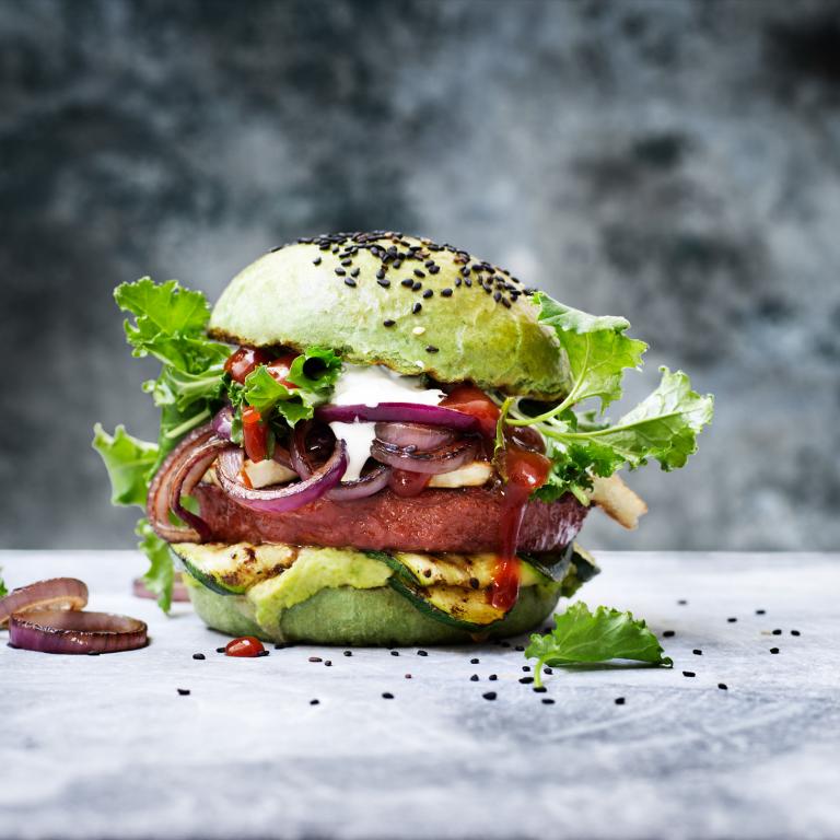 SENSATIONAL BURGER MED HALLOUMI & ZUCCHINI