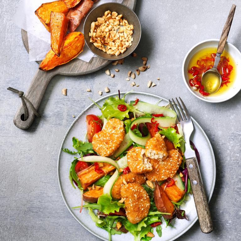 NUGGETS MED BAGT SØD KARTOFFEL OG SALAT MED CHILI DRESSING OG PEANUTS