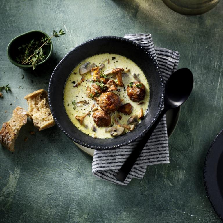 Cremet svampesuppe med grøntsagsboller Cremet svampesuppe med vegetarkugler