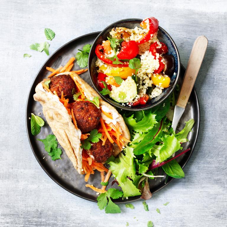 FALAFEL PITA MED COUSCOUS SALAT OG SØD CHILISAUCE